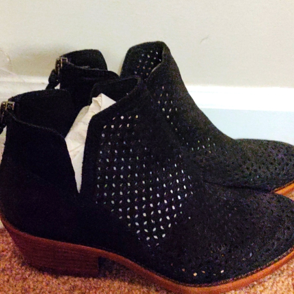 Low heel boots